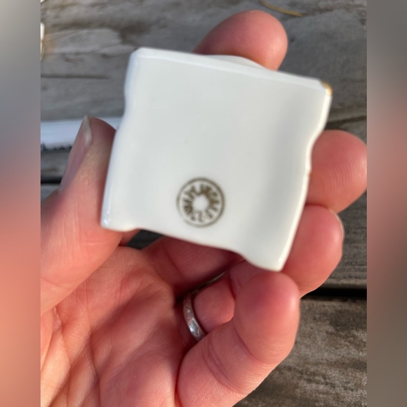 Limoges set of seven miniature furniture - Picture 14 of 15